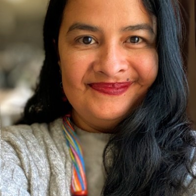 Sandra Rodrigues, educadora, em ambiente de luz natural quente